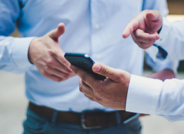 как оплатить счет самозанятому: возможности перевода денег на карту в 2026 - фото - 1
